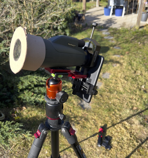 Handy mit Spektiv und Filter (Bild: Mario Keller)
