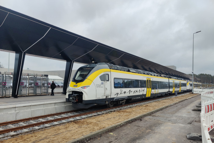Bislang konnten Tesla-Mitarbeiter mit einem Shuttle-Zug vom Bahnhof Erkner zur Fabrik fahren. (Foto: Friedhelm Greis/Golem)