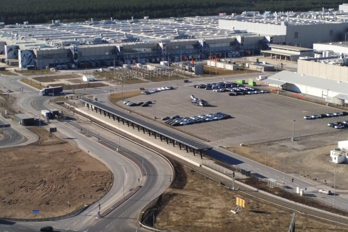Der Bahnhof des Giga-Trains befand sich direkt am Werkseingang. (Foto: Friedhelm Greis/Golem)