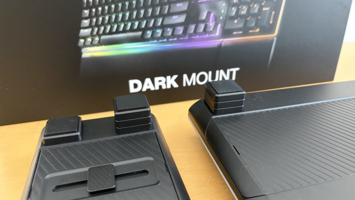 Mit magnetischen Standfüßen kann die Höhe der Tastatur angepasst werden. (Mike Faust/Golem)