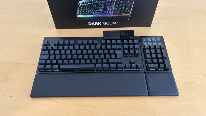 Die Be Quiet Dark Mount mit Media Dock, Nummernblock und Handballenauflage (Mike Faust/Golem)