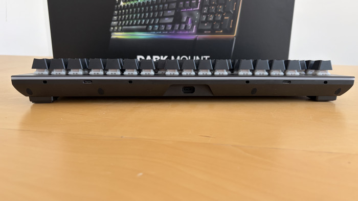An der Oberseite sind links und rechts Anschlüsse für das Media Dock zu sehen. In der Mitte ist der Anschluss für die Tastatur. (Mike Faust/Golem)