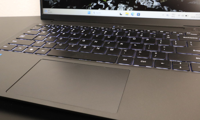 Touchpad und beleuchtete Tastatur des Unibook 304. (Bild: Johannes Hiltscher/Golem)