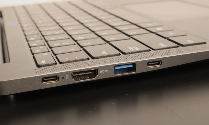 Auf der linken Gehäuseseite befinden sich die beiden USB-C- sowie einer der USB-A-Anschlüsse und eine HDMI-Buchse. (Bild: Johannes Hiltscher/Golem)