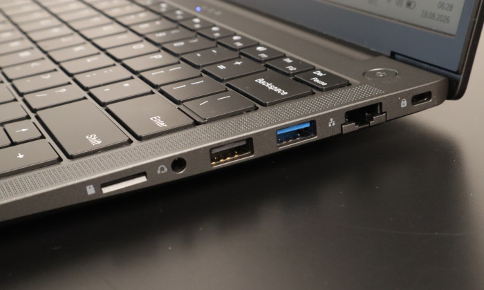 Auf der rechten Gehäuseseite finden sich der SD-Kartenleser, LAN- und Klinkenbuchse sowie zwei weitere USB-A-Anschlüsse. (Bild: Johannes Hiltscher/Golem)