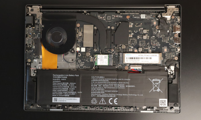 Innenansicht: WLAN-Karte und M.2-SSD sind gesteckt. (Bild: Johannes Hiltscher/Golem)