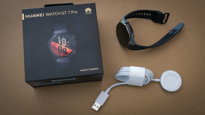 Der Packungsinhalt der Watch GT 7 Pro - das Ladekabel hat leider einen veralteten USB-A-Anschluss. (Bild: Steinlechner / Golem)