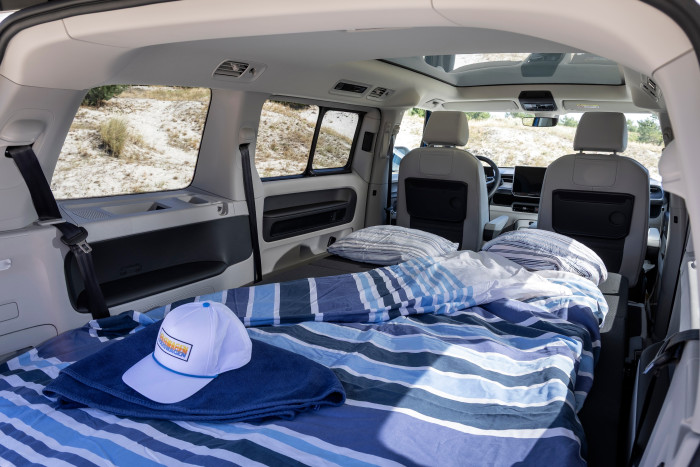 Zur Ausstattung gehört ein Bett für zwei Personen mit einer Liegefläche von 2,03 Metern Länge und 1,20 Metern. (Foto: VW)