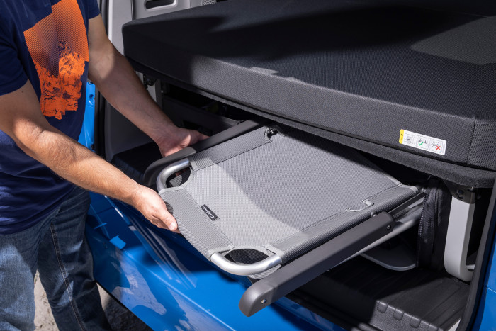 Unter dem Bett lassen sich zwei Campingstühle und ein Campingtisch verstauen. (Foto: VW) 