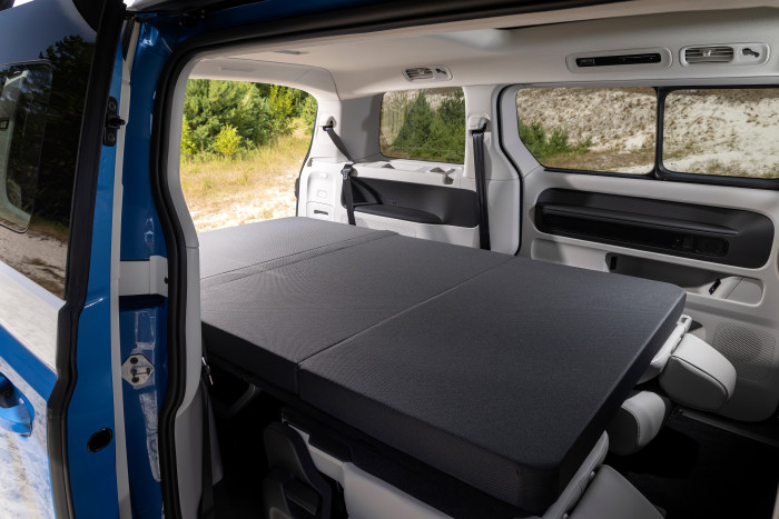 Zu dem Bett gehört eine neun Zentimeter starke Klappmatratze. (Foto: VW) 