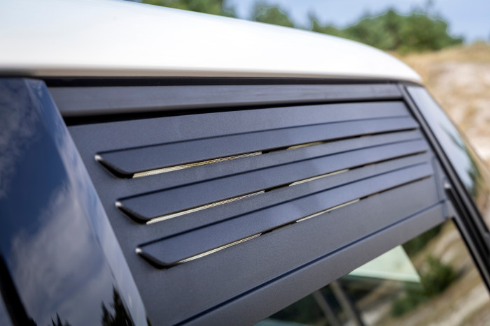 Die Lüftungsgitter für die vorderen Seitenfenster gehören zur Serienausstattung. (Foto: VW) 