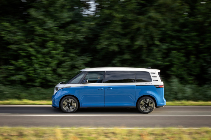 Von außen ist der California Cruise an einem Schriftzug am Heck sowie an einer speziellen Beklebung an den Fahrzeugseiten erkennbar. (Foto: VW) 