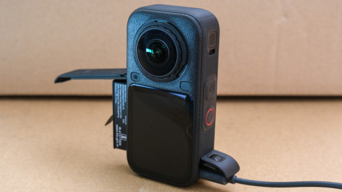 Die Akkus der X6 sind nicht mit den Vorgängern kompatibel, geladen wird per USB-C. (Bild: Steinlechner / Golem)