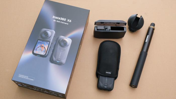 Im Essentials Bundle sind unter anderem ein Selfie-Stick und ein zweiter Akku enthalten. (Bild: Steinlechner / Golem)