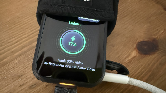 Sobald das Ladekabel angeschlossen ist, macht sich der KI-Regisseur an die Arbeit - auf der Kamera, nicht in der Cloud. (Bild: Steinlechner / Golem)