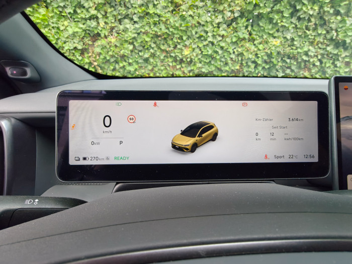Das Fahrdisplay hinter dem Lenkrad zeigt alle wichtigen Informationen an, kann aber - wie bei Leapmotor typisch - nicht konfiguriert werden. (Bild: Martin Wolf/Golem)