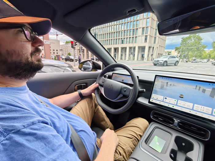 Der B05 fährt sich angenehm, allerdings wäre es gut, wenn das Lenkrad noch ein wenig weiter nach vorn verstellt werden könnte. (Bild: Martin Wolf/Golem)