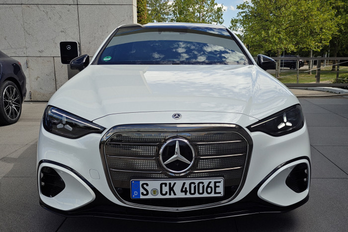 Ebenso wie der elektrische GLC verfügt die Limousine über einen Grill mit 1.050 beleuchteten Punkten. (Friedhelm Greis/Golem)