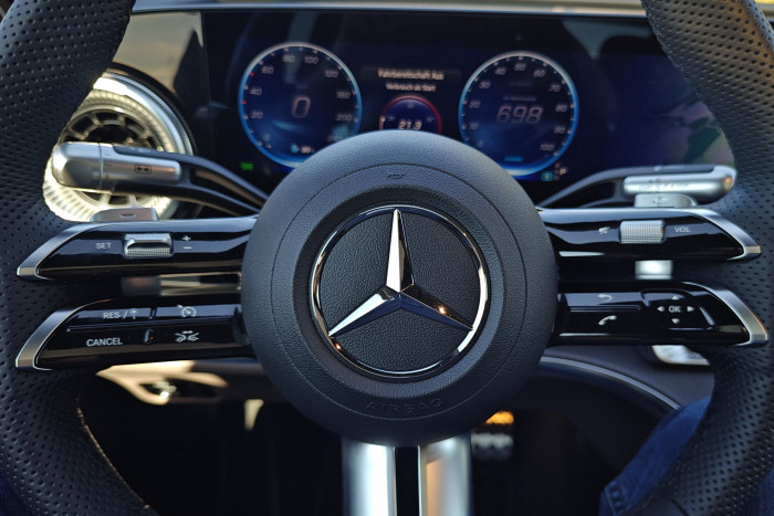 Mercedes setzt wieder auf haptische Bedienelemente wie eine Walze und eine Wippe. (Friedhelm Greis/Golem)