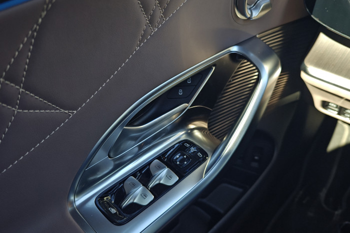 In der Tür gibt es Taster für die Fensterheber, die Außenspiegel, die Sitzeinstellung und für das Öffnen von Fronthaube und Heckklappe. (Friedhelm Greis/Golem)