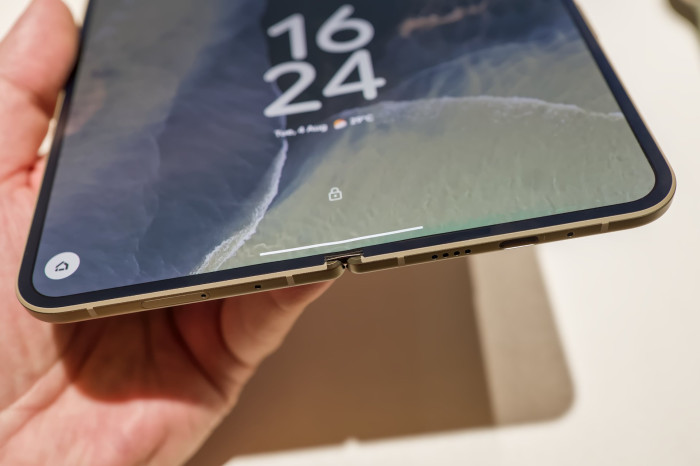 Die Verarbeitung des Pixel 11 Pro Fold ist hochwertig, das Gehäuse nach IP68 vor Wasser und Staub geschützt. (Bild: Tobias Költzsch/Golem)