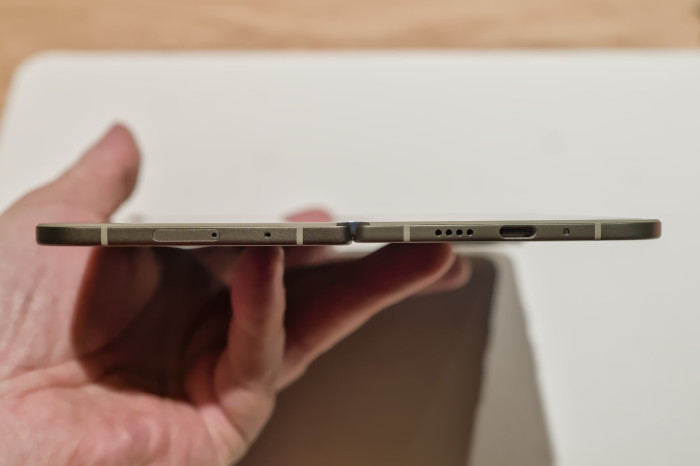 Die linke Hälfte des Pixel 11 Pro Fold ist etwas dicker als die rechte. (Bild: Tobias Költzsch/Golem)