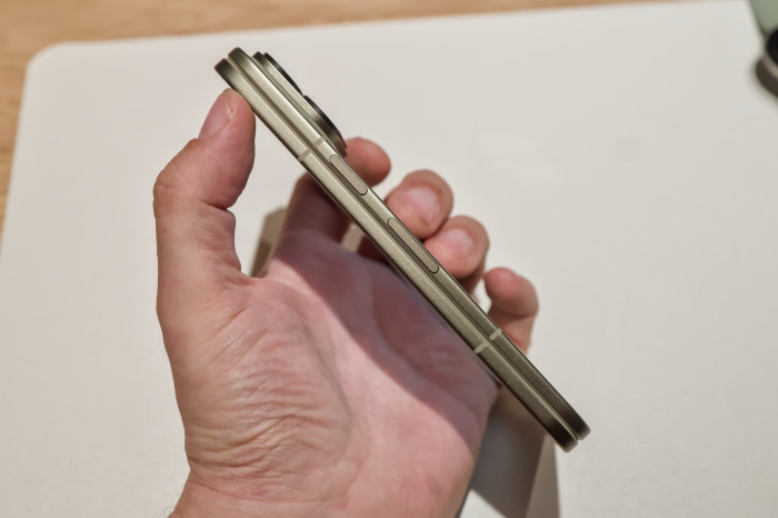Zusammengeklappt ist das Pixel 11 Pro Fold nicht viel dicker als ein herkömmliches Smartphone mit Hülle. (Bild: Tobias Költzsch/Golem)