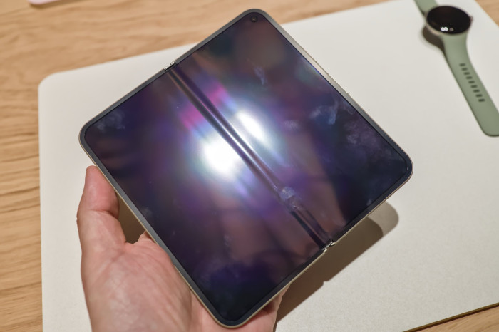 Der Falz des Innendisplays ist ziemlich prominent - vor allem im Vergleich mit den neuen faltbaren Smartphones von Samsung. (Bild: Tobias Költzsch/Golem)