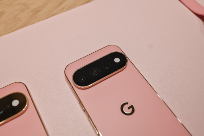 Beide Pro-Modelle kommen mit identischer Hardware - bis auf das Display und den Akku. (Bild: Tobias Költzsch/Golem)