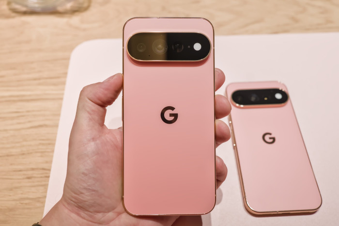 Auf der Rückseite ist eine Dreifachkamera und Googles neues Benachrichtigungslicht Highlight verbaut. (Bild: Tobias Költzsch/Golem)