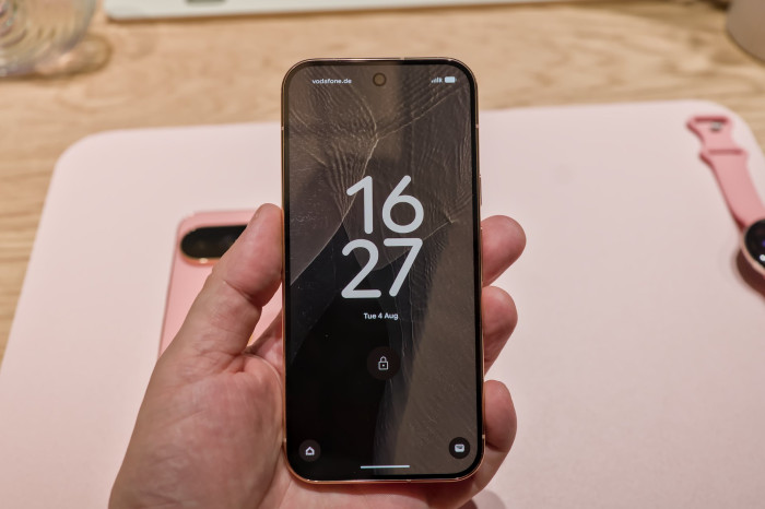 Das Pixel 11 Pro ist 6,3 Zoll groß. (Bild: Tobias Költzsch/Golem)