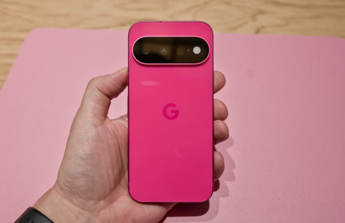 Das Pixel 11 sieht auf den ersten Blick aus wie das Pixel 11 Pro - das LED Fotolicht bietet aber nicht die Highlight-Funktion. (Bild: Tobias Költzsch/Golem)