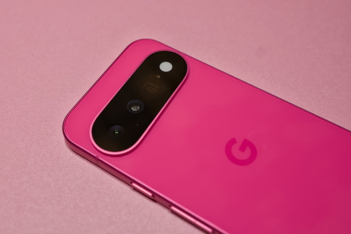 Auch das Pixel 11 hat eine Dreifachkamera. (Bild: Tobias Költzsch/Golem)