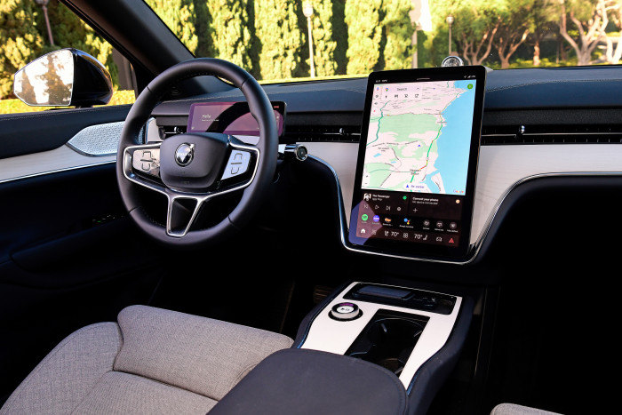 Der Innenraum ist sehr aufgeräumt, mit wenig haptischen Bedienelementen und einem Zentraldisplay mit 14,5 Zoll Diagonale. (Foto: Volvo) 