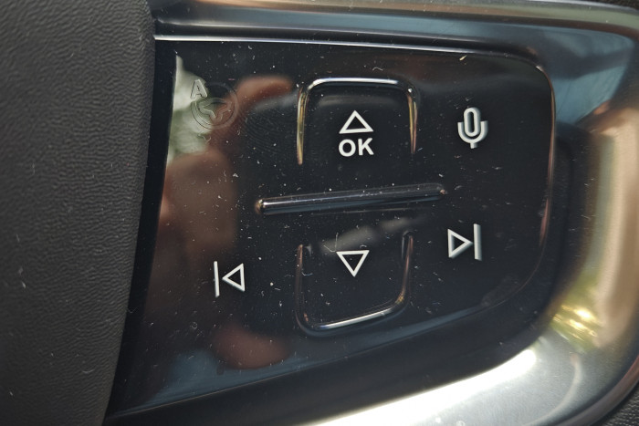Die Bedienfelder sind offenbar schon für das autonome Fahren vorbereitet. (Foto: Friedhelm Greis/Golem) 