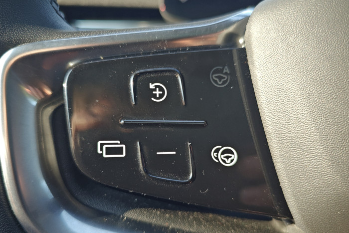Mit dem linken Bedienfeld lassen sich die Assistenzsysteme steuern. (Foto: Friedhelm Greis/Golem) 