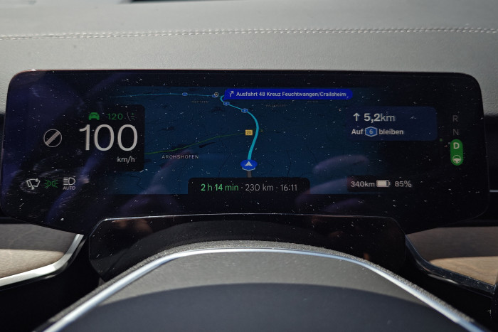Das Fahrerdisplay kann unter anderem die Navigationskarte darstellen. (Foto: Friedhelm Greis/Golem) 