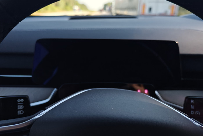 Das Fahrerdisplay fiel während der Fahrt einmal komplett aus. Darunter befinden sich die Infrarotsensoren für die Aufmerksamkeitserkennung. (Foto: Friedhelm Greis/Golem) 