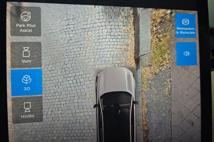 Die 360-Grad-Kamera ist sehr hilfreich beim Einparken des großen SUV. (Foto: Friedhelm Greis/Golem) 
