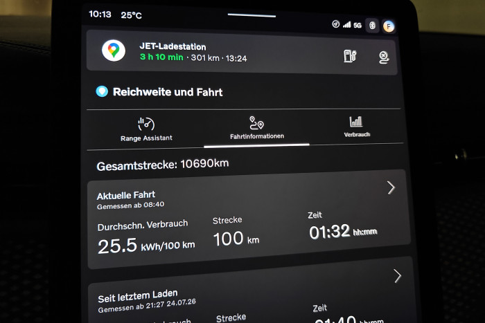 Für Verbrauch und Reichweite gibt es eine eigene App. Die Werte lassen sich nicht im Fahrerdisplay anzeigen. (Foto: Friedhelm Greis/Golem) 