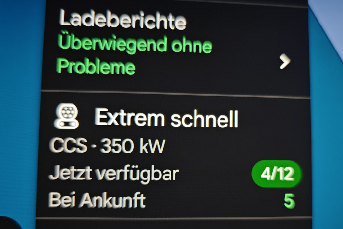 Google zeigt die Belegung der Ladepunkte an. In der Urlaubszeit herrscht Betrieb an den Schnellladern. (Foto: Friedhelm Greis/Golem) 