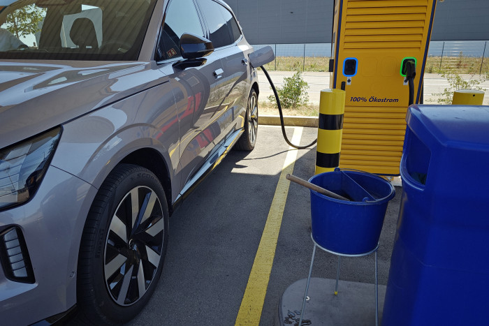 Vorbildlich: überdachte Jet-Ladestation mit Wasser zum Reinigen der Scheiben. (Foto: Friedhelm Greis/Golem) 