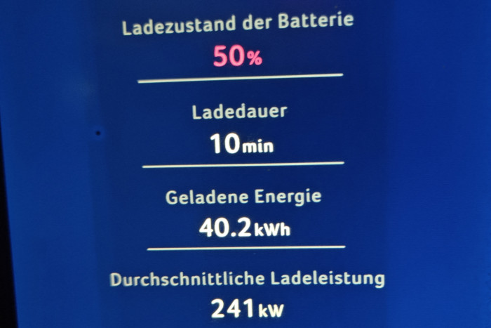 Eine sehr hohe Ladegeschwindigkeit wurde an einer Ionity-Säule erreicht. (Foto: Friedhelm Greis/Golem) 