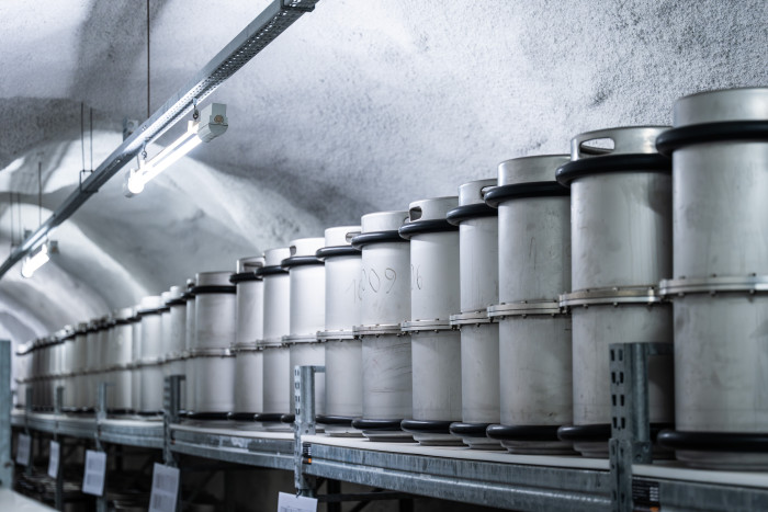 Auf meterlangen Regalwänden befinden sich spezielle Edelstahlbehälter - mit Inhalten von unschätzbarem Wert. (Bild: BBK)