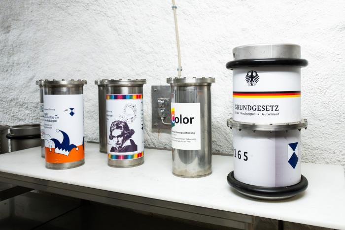... unter anderem die Entstehungsakte des Grundgesetzes der Bundesrepublik. (Bilder: BBK)