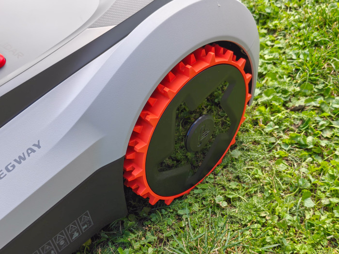 Segways Navimow i210 Lidar Pro hat Vierradantrieb. (Bild: Martin Wolf/Golem)