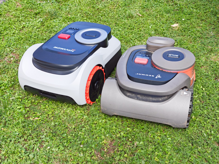 Segways Navimow i210 Lidar Pro (links) und H800 rechts (Bild: Martin Wolf/Golem)