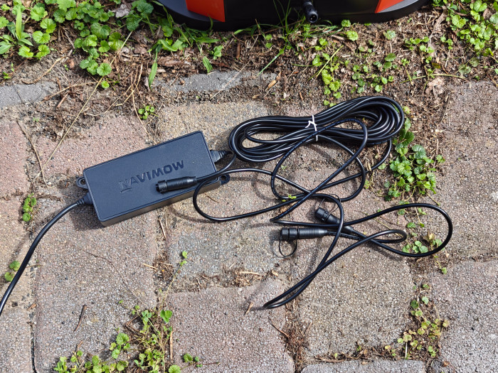 Das Netzteil kommt praktischerweise mit einem längeren Kabel. (Bild: Martin Wolf/Golem)