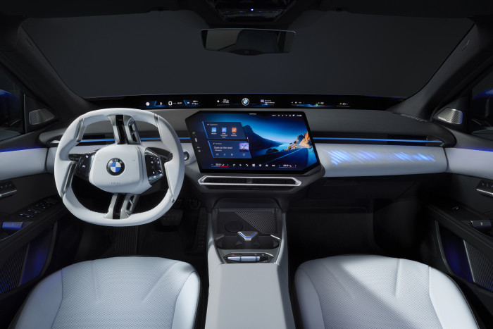 Die Panoramaleiste erstreckt sich über die gesamte Breite der Windschutzscheibe. (Foto: BMW)