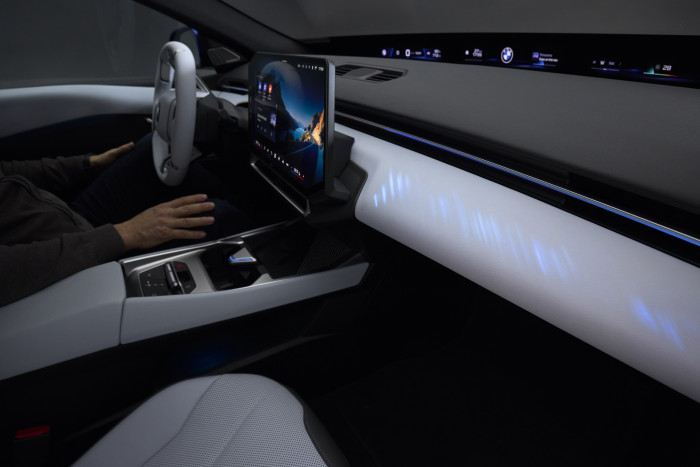 Das Armaturenbrett ist dezent beleuchtet. (Foto: BMW)